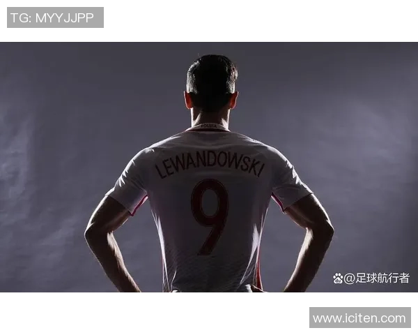 莱万重返安联球场引发拜仁球迷愤怒反响：背叛与忘恩负义的争议之战